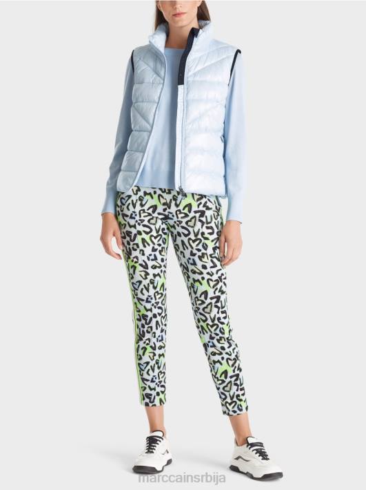 прошивени прслук „промислимо заједно“. Marc Cain D688260 меки прах плаве боје одећу