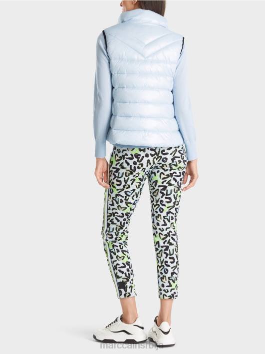 прошивени прслук „промислимо заједно“. Marc Cain D688260 меки прах плаве боје одећу