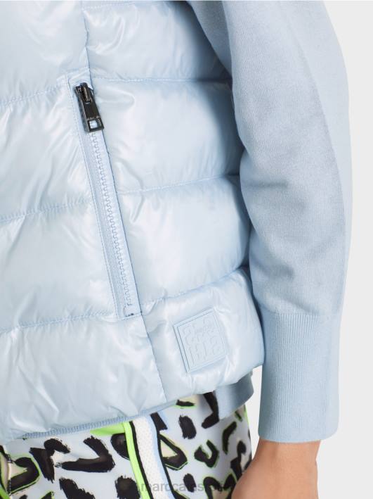 прошивени прслук „промислимо заједно“. Marc Cain D688260 меки прах плаве боје одећу