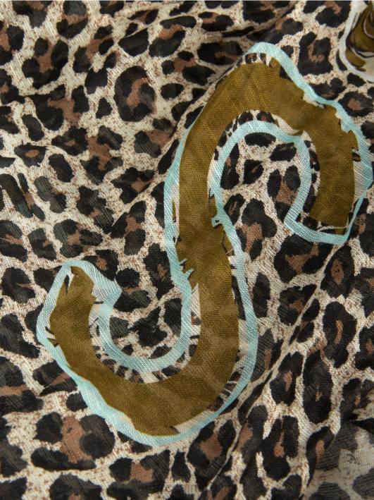 шал са леопард принтом и словима Marc Cain D6881733 крема у праху прибор