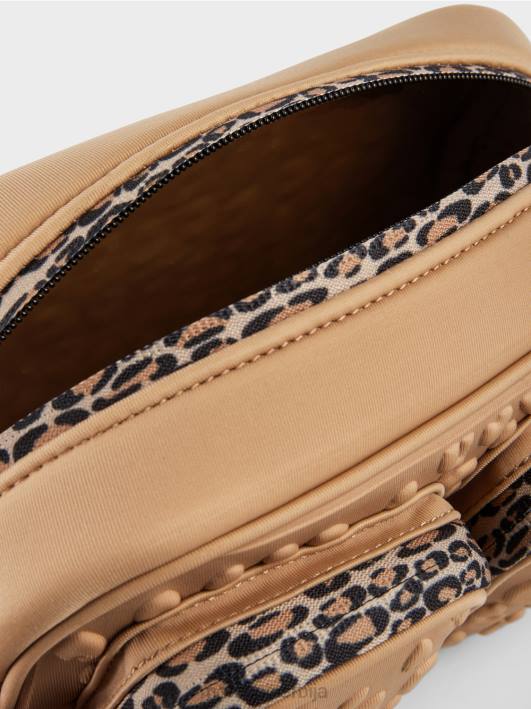 торба за раме са рељефним дизајном Marc Cain D6881502 мека кафа прибор