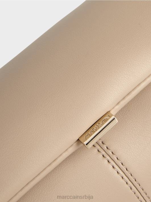 торба на рамену са тордираном ручком Marc Cain D6881526 дубок песак прибор