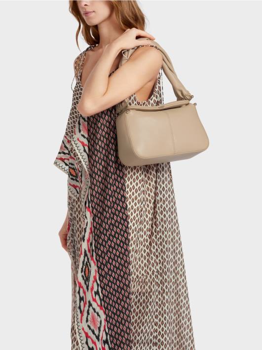 торба на рамену са тордираном ручком Marc Cain D6881526 дубок песак прибор